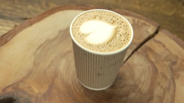 Arte del latte del corazón, taza de papel . — Vídeos de Stock