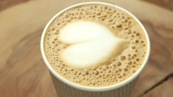 Latte τέχνη καρδιά, χαρτί Κύπελλο. — Αρχείο Βίντεο
