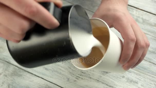 Muž vylévající latte art. — Stock video
