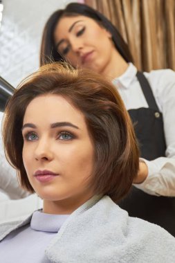 Beyaz kadın, Kuaför Salonu.