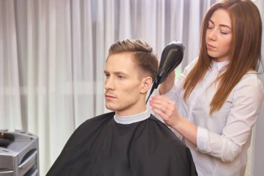 Genç adam Kuaför Salonu.