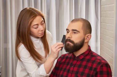 Sakallı adam, tarak ile Kuaför.