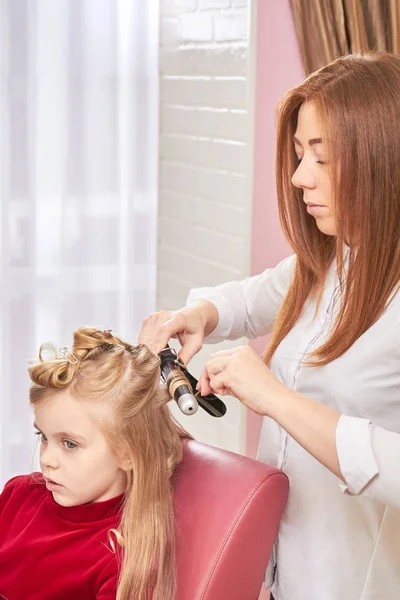 Coiffeur et enfant . — Photo