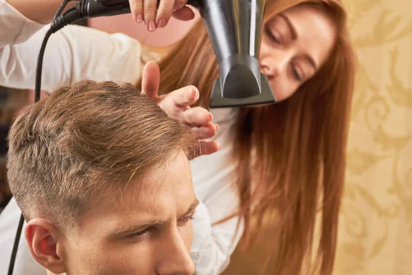 Barbeiro secagem cabelo do cliente . — Fotografia de Stock