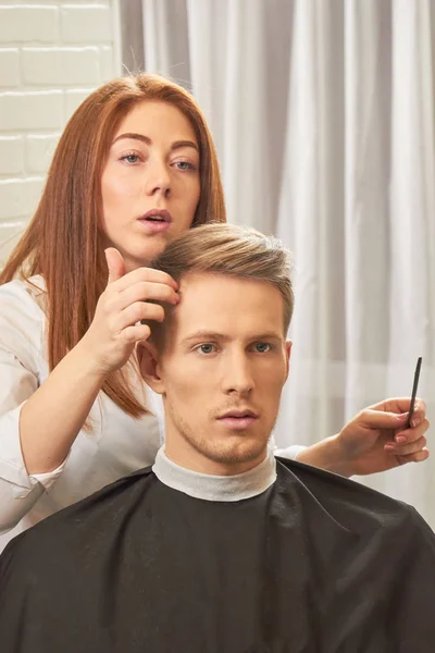 Barbeiro feminino ocupado com o cliente . — Fotografia de Stock
