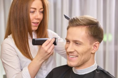 Adama gülümseyen Kuaför.