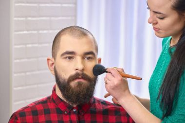 Makyaj sanatçısı istemci ile çalışma.
