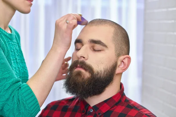 Homem barbudo recebendo maquiagem . — Fotografia de Stock
