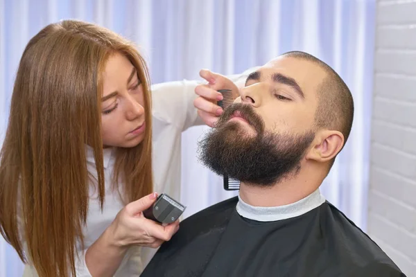 Processus de toilettage de la barbe . — Photo