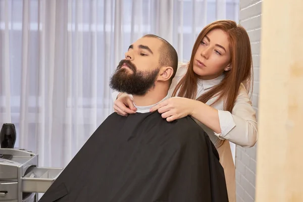 Homem barbudo na barbearia . — Fotografia de Stock