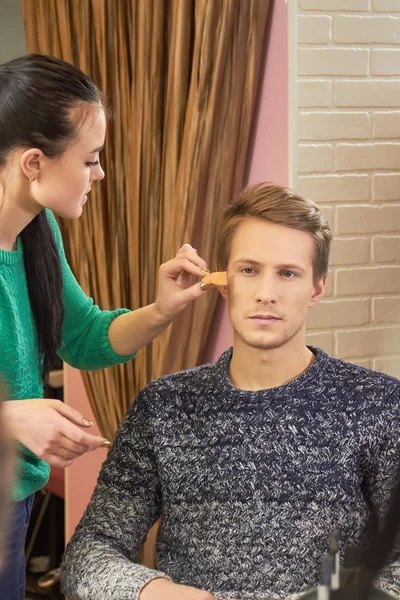 Adam makyaj yapılır elde.