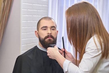 Bayan Kuaför ve onun müşteri.