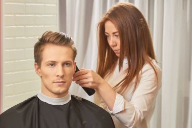 İş yerinde genç bayan Kuaför.