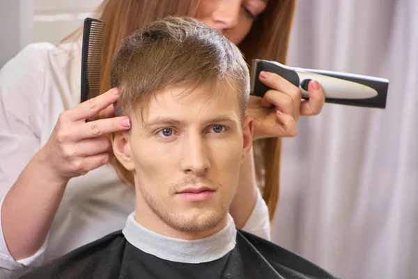 Homem no salão de cabeleireiro . — Fotografia de Stock