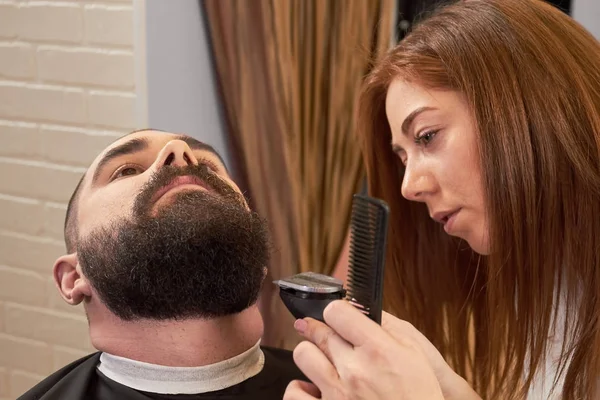 Homme barbu dans le salon de coiffure . — Photo