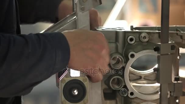 Vervaardiging van motor. — Stockvideo