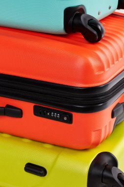 Renkli bavul yakın çekim.