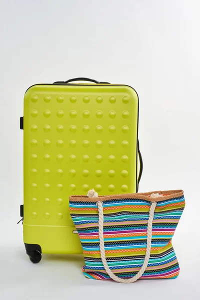 Borsa e valigia in tessuto colorato . — Foto Stock