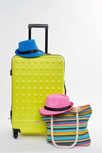 Sombrero masculino, maleta de ruedas . — Foto de Stock