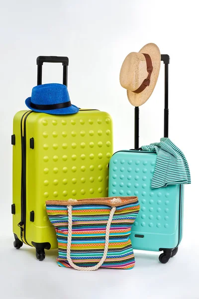 Dos maletas y dos sombreros . — Foto de Stock