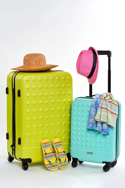 Vestiti estivi colorati e valigie . — Foto Stock