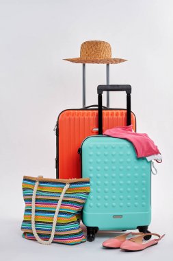 Hasır şapka, kadın aksesuarları, bavul.