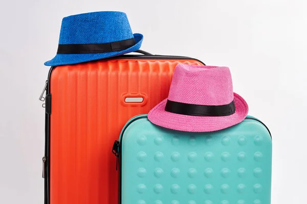Dos sombreros y dos maletas . —  Fotos de Stock