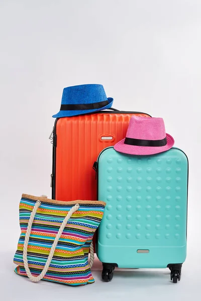 Maletas cerradas, sombreros, bolsos . — Foto de Stock