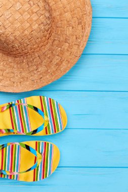 Hasır şapka, terlik yakın çekim.