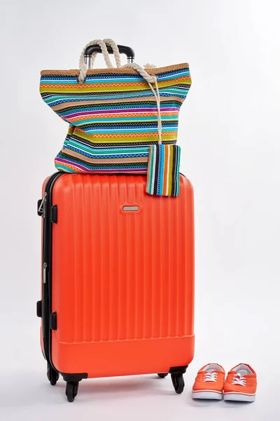 Cotton summer handbag on suitcase. — Stock Photo, Image