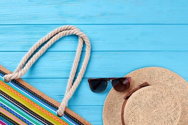 Hasır şapka, güneş gözlüğü, kadın el çantası.