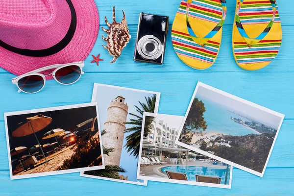 Frauen Strand-Accessoires über Fotos. — Stockfoto