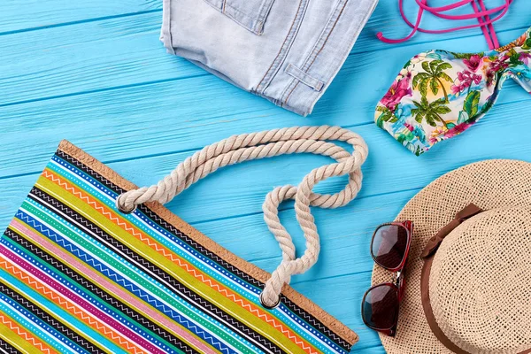 Bolsa de verano con artículos de playa . — Foto de Stock