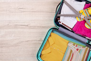 Bavul giyim, ahşap yüzeyli.