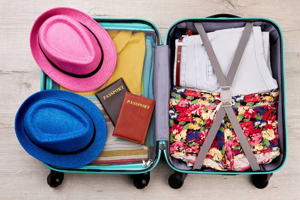 スーツケース、帽子、パスポートをパック. — ストック写真