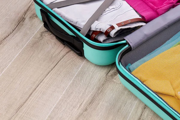 Moderna resväska med kläder. — Stockfoto