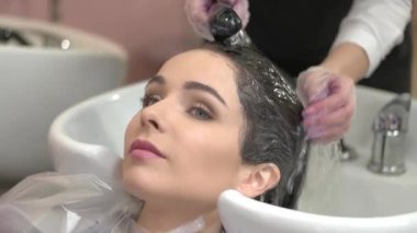 Genç kadın yıkanmış kafa elde.
