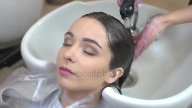 Bayan saç elde yıkanır.