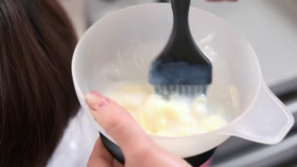 Mani femminili mescolando tintura per capelli . — Video Stock