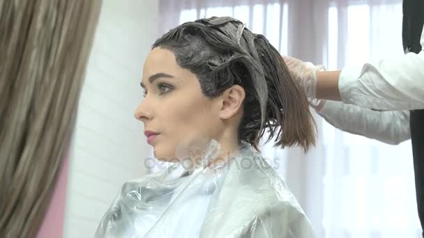 Kosmetolog och klient, hår färgning. — Stockvideo
