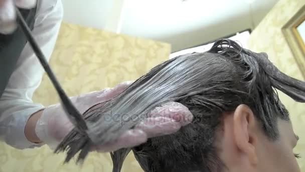 Mãos morrendo cabelo de mulher . — Vídeo de Stock