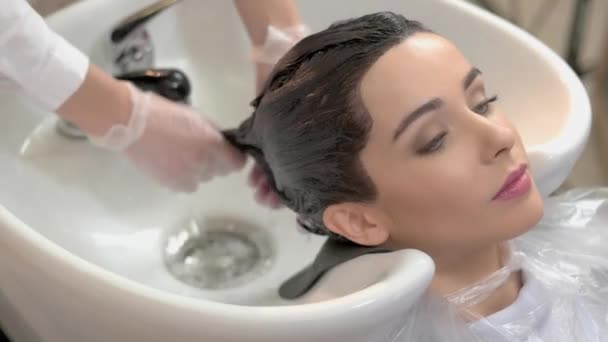 Vlasy salon zákazníka a jímky. — Stock video