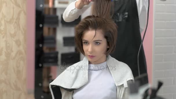 Young woman in hairdressing salon. — Stock Video