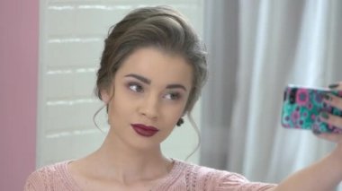 Mutlu güzel kız alma Selfie.