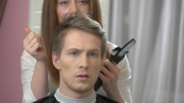 İş yerinde genç bayan Kuaför.