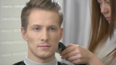 genç adam saçını Başlarken.