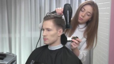 Bayan Kuaför fırça fırça kullanarak.