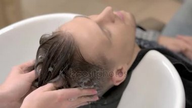 Saç şampuanla yıkama eller.