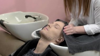 Havlu ile silme baş berber.