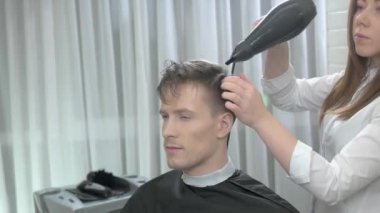 Bayan Kuaför Saç kurutma.